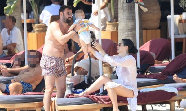Νίκος Πολυδερόπουλος: Τα χάδια και οι αγκαλιές με τη Βαλασία Συμιακού και τον γιο του στη Μύκονο