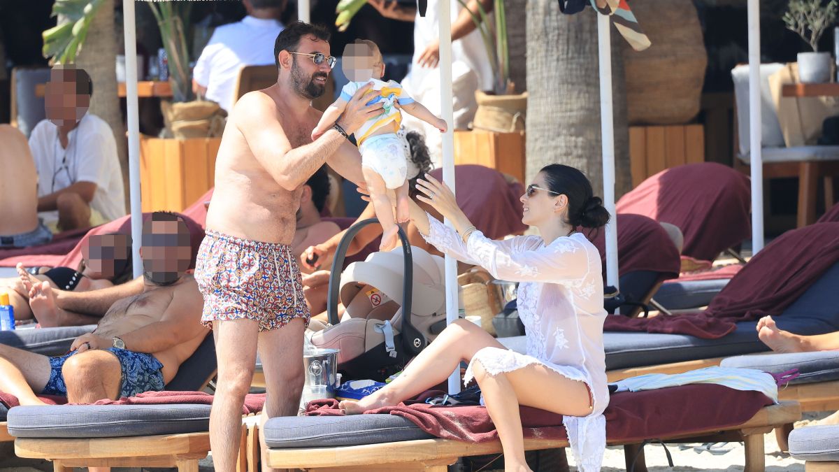 Νίκος Πολυδερόπουλος: Τα χάδια και οι αγκαλιές με τη Βαλασία Συμιακού και τον γιο του στη Μύκονο