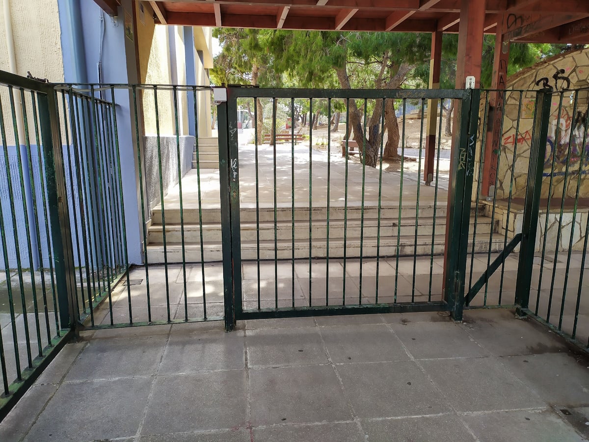 Άνω Λιόσια: Η Διεύθυνση Πρωτοβάθμιας Εκπαίδευσης Αττικής καταγγέλλει επίθεση σε νηπιαγωγό που τραυματίστηκε