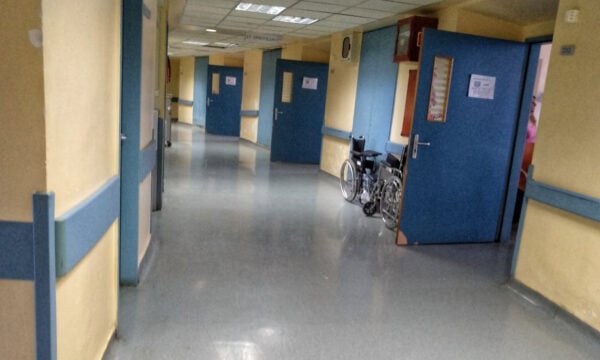 Πρέβεζα: Πατέρας λέει «Μου πήραν τα παιδιά και δεν με αφήνουν να τα δω» – «Κοιμήθηκα στο αυτοκίνητο έξω από το νοσοκομείο»