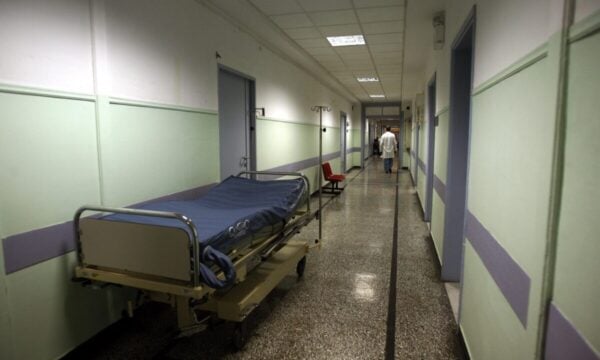 Πρέβεζα: Εισαγγελική παρέμβαση και μαρτυρίες για τα τρία παιδιά που βρέθηκαν υποσιτισμένα, το τελευταίο τηλεφώνημα της μητέρας