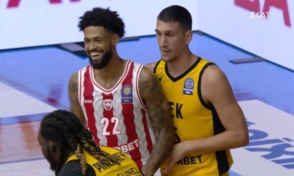 Ολυμπιακός – ΑΕΚ: Τετ-α-τετ με χαμόγελα και «γαλλικά» ανάμεσα σε Ντόρσεϊ και Λαρεντζάκη