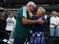 Τα μέλη Παναθηναϊκού άφησαν λουλούδι στη μνήμη του Παύλου Γιαννακόπουλου – Η αγκαλιά του Ζέλικο Ομπράντοβιτς με τη Δέσποινα Γιαννακοπούλου