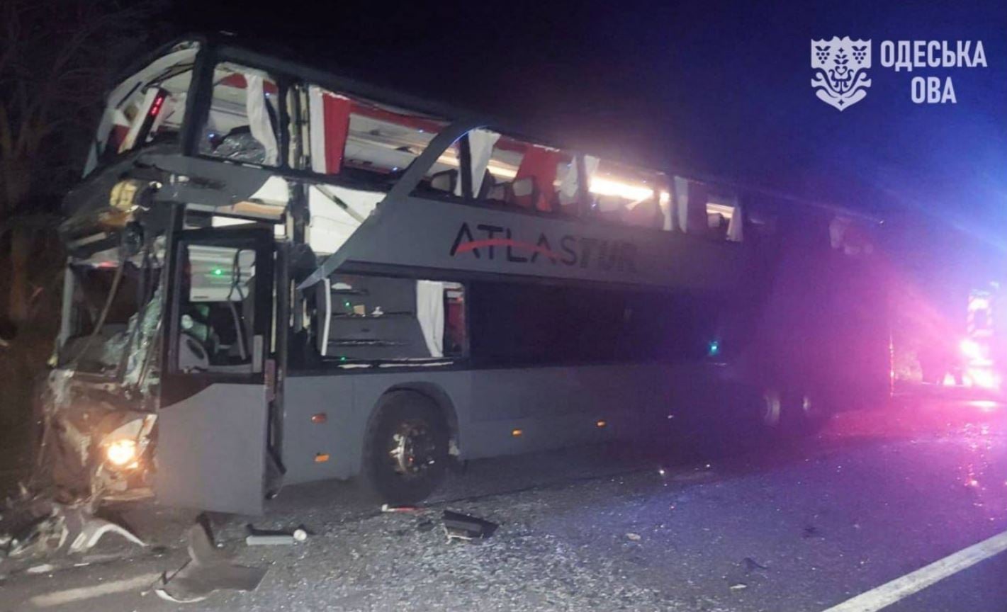 Ρωσικό σφυροκόπημα στην Ουκρανία: Τουλάχιστον 13 νεκροί και 75 τραυματίες από πλήγματα με drones και πυραύλους 17 Κατεστραμμένο λεωφορείο στο συνοριακό πέρασμα Σταροκοζάτσε, μεταξύ Ουκρανίας και Μολδαβίας, μετά από ρωσική επίθεση με drones, στις 9 Σεπτεμβρίου 2026. Από το πλήγμα σκοτώθηκαν δύο άνθρωποι και τραυματίστηκαν ακόμη τρεις. Φωτογραφία: Περιφερειακή Στρατιωτική Διοίκηση Οδησσού / X
