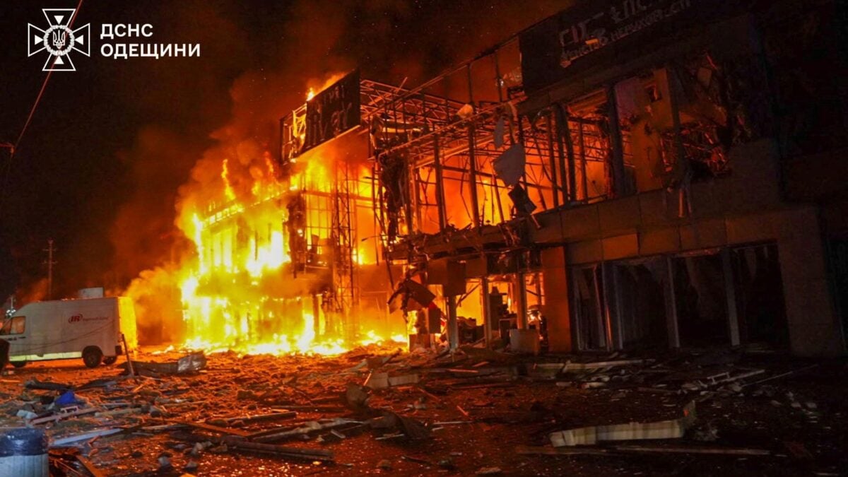 Ουκρανία: Ρωσικό πλήγμα στην Οδησσό – Πολυκατοικία τυλίχθηκε στις φλόγες, βίντεο 1 Ουκρανία: Ρωσικό πλήγμα στην Οδησσό – Πολυκατοικία τυλίχθηκε στις φλόγες, βίντεο