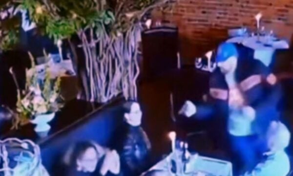 Βίντεο: Πρώην εισαγγελέας εισέβαλε σε εστιατόριο για να πυροβολήσει την πρώην σύζυγό του – Επέμβαση σερβιτόρου
