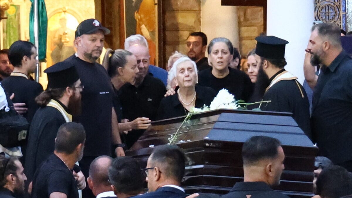 Γιώργος Μαζωνάκης: Η οικογένεια σε γνωστή ταβέρνα για την ψαρόσουπα – Το βαρύ κλίμα στο τραπέζι 1 Γιώργος Μαζωνάκης: Η οικογένεια σε γνωστή ταβέρνα για την ψαρόσουπα – Το βαρύ κλίμα στο τραπέζι