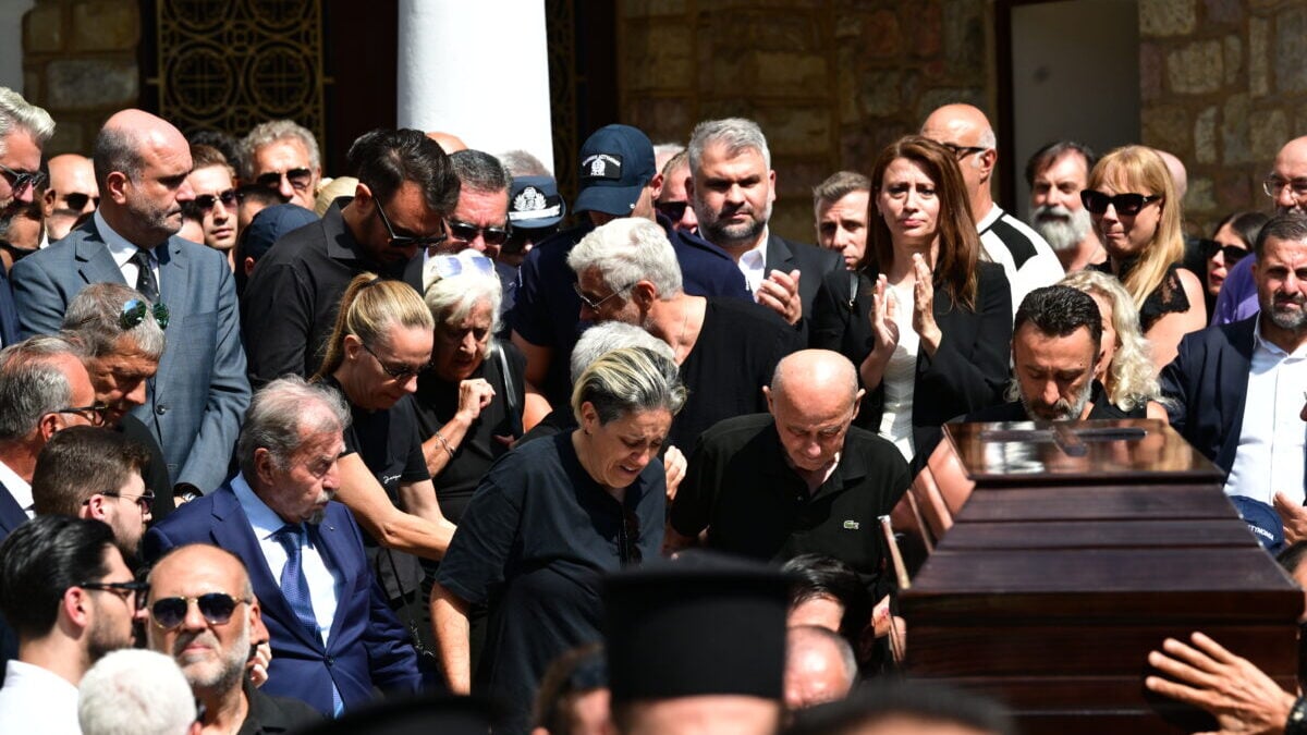 Γιώργος Μαζωνάκης: Το τελευταίο χειροκρότημα στο παιδί της νύχτας που έφυγε νωρίς 17 Γιώργος Μαζωνάκης: Το τελευταίο χειροκρότημα στο παιδί της νύχτας που έφυγε νωρίς