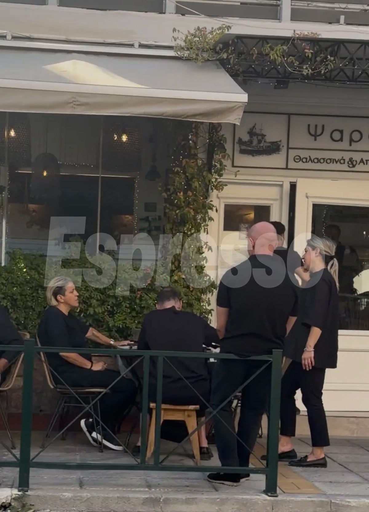 Κηδεία Μαζωνάκη: Τα ευτράπελα που δεν έδειξαν οι κάμερες – Έσπασε τάφος κι έπεσαν μέσα, οι φωνές προς την οικογένεια του τραγουδιστή 17 Οικογένεια μαζωνάκη