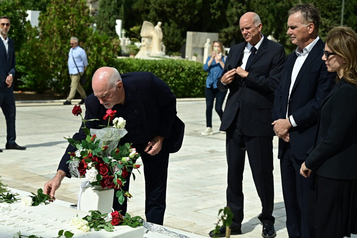 Κηδεία Μαργαρίτας Παπανδρέου: Με συγκίνηση το τελευταίο αντίο στην αείμνηστη ακτιβίστρια – «Μαμά, μας έμαθες να αγαπάμε και να αντέχουμε» 13 Κηδεία Μαργαρίτας Παπανδρέου: Με συγκίνηση το τελευταίο αντίο στην αείμνηστη ακτιβίστρια – «Μαμά, μας έμαθες να αγαπάμε και να αντέχουμε»