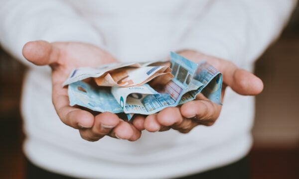 Servicers: Τι κερδίζουν οι οφειλέτες από τις νέες ρυθμίσεις – Παραδείγματα με αριθμούς