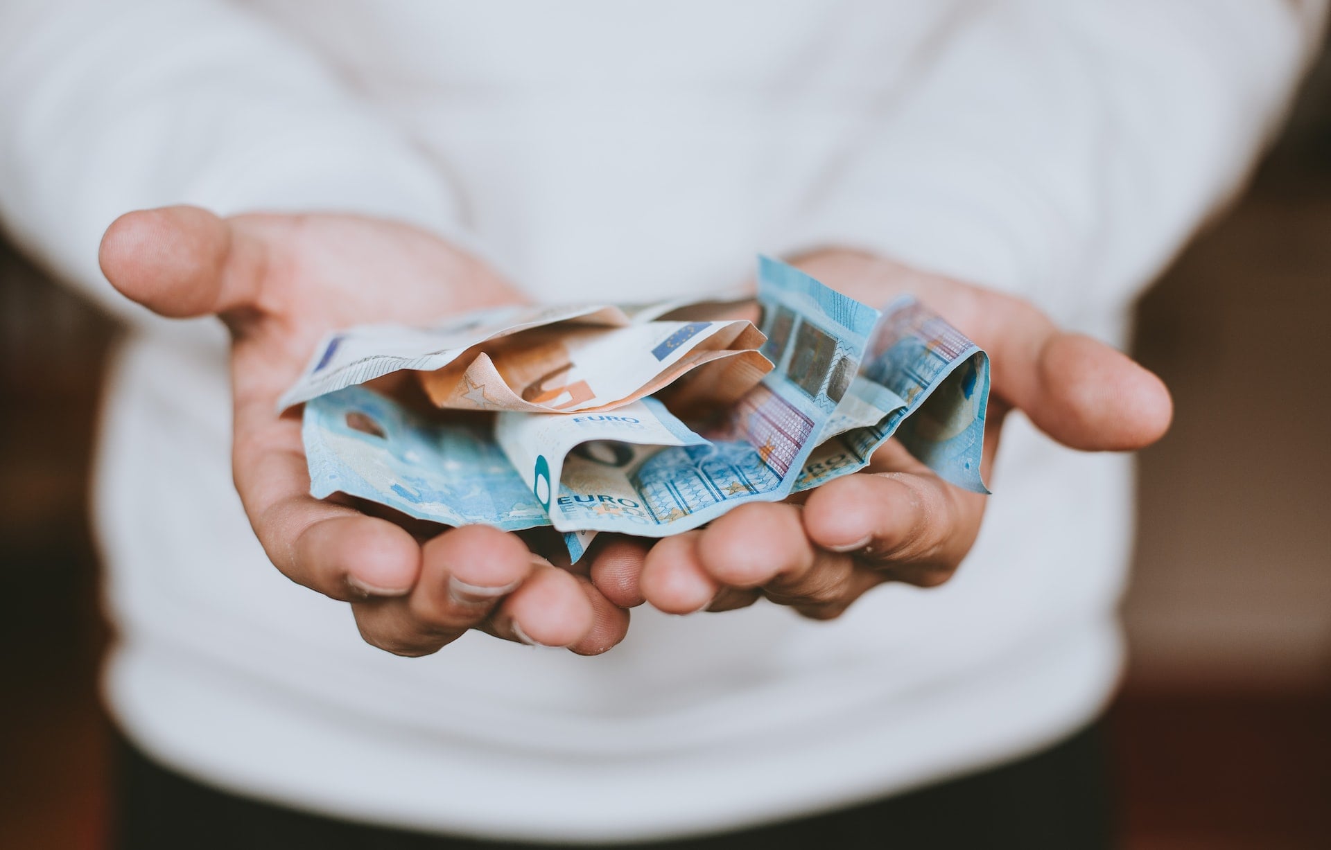 Servicers: Τι κερδίζουν οι οφειλέτες από τις νέες ρυθμίσεις – Παραδείγματα με αριθμούς
