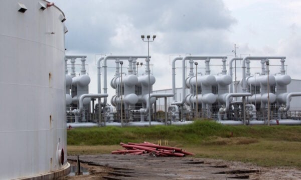 Brent πάνω από 97 δολάρια, φυσικό αέριο στα 74 ευρώ – Ανησυχεί τις αγορές το «φρένο» του Κατάρ στις αποστολές LNG στην Ευρώπη