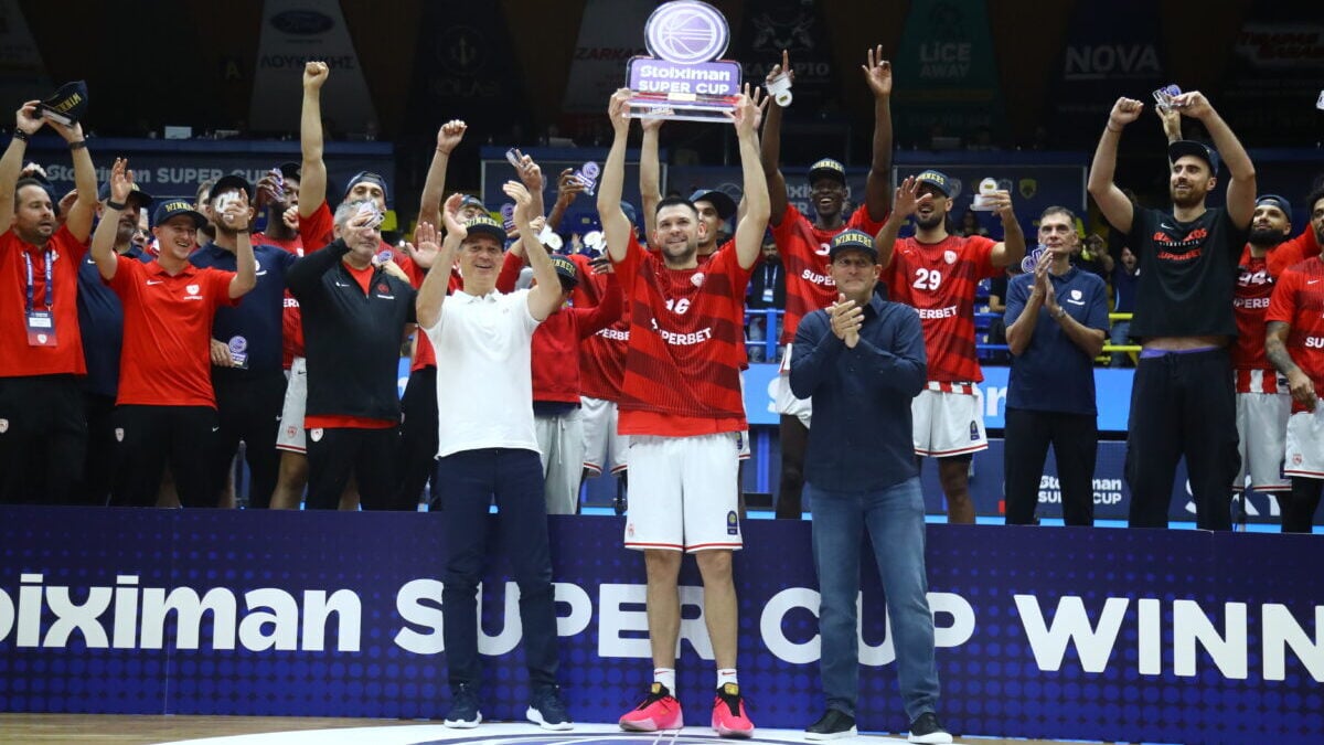 Ολυμπιακός: Ο Κώστας Παπανικολάου ύψωσε το Super Cup στο Περιστέρι μετά τη νίκη 101-96 επί του ΠΑΟΚ 1 Ολυμπιακός: Ο Κώστας Παπανικολάου ύψωσε το Super Cup στο Περιστέρι μετά τη νίκη 101-96 επί του ΠΑΟΚ