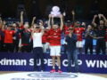 Ολυμπιακός: Ο Κώστας Παπανικολάου ύψωσε το Super Cup στο Περιστέρι μετά τη νίκη 101-96 επί του ΠΑΟΚ