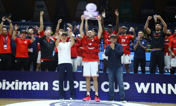 Ολυμπιακός: Ο Κώστας Παπανικολάου ύψωσε το Super Cup στο Περιστέρι μετά τη νίκη 101-96 επί του ΠΑΟΚ