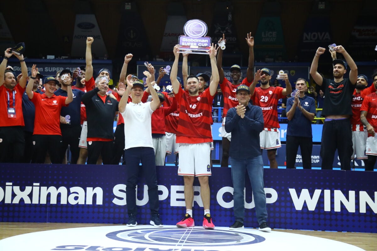 Ολυμπιακός: Ο Κώστας Παπανικολάου ύψωσε το Super Cup στο Περιστέρι μετά τη νίκη 101-96 επί του ΠΑΟΚ