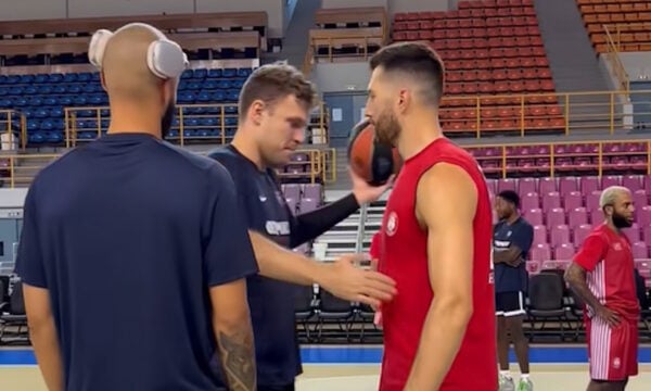Ολυμπιακός: Πόσταρε η ερυθρόλευκη ΚΑΕ για τη συνάντηση με Πίτερς και Ράιτ «Μια φορά κόκκινοι, για πάντα κόκκινοι»