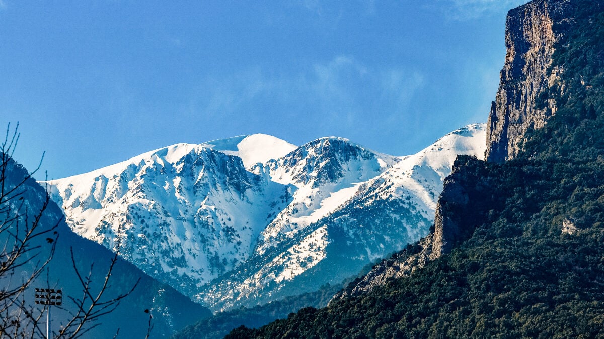 Πρώτα χιόνια στον Όλυμπο – Στα λευκά οι κορυφές μετά τη βουτιά της θερμοκρασίας 1 Πρώτα χιόνια στον Όλυμπο – Στα λευκά οι κορυφές μετά τη βουτιά της θερμοκρασίας