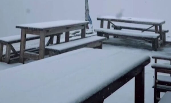 Όλυμπος: Τα πρώτα χιόνια του φθινοπώρου στην υψηλότερη κορυφή της Ελλάδας – Λευκό το Οροπέδιο των Μουσών