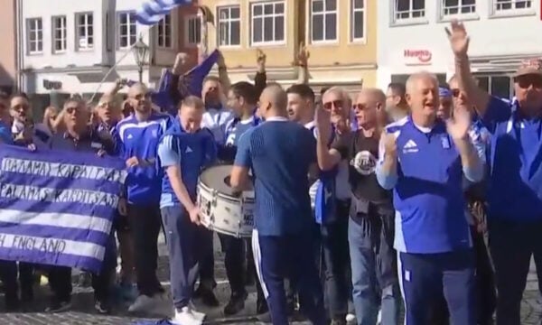 Γερμανία – Ελλάδα: Οι οπαδοί της «γαλανόλευκης» τραγουδούν στο Άουγκσμπουργκ