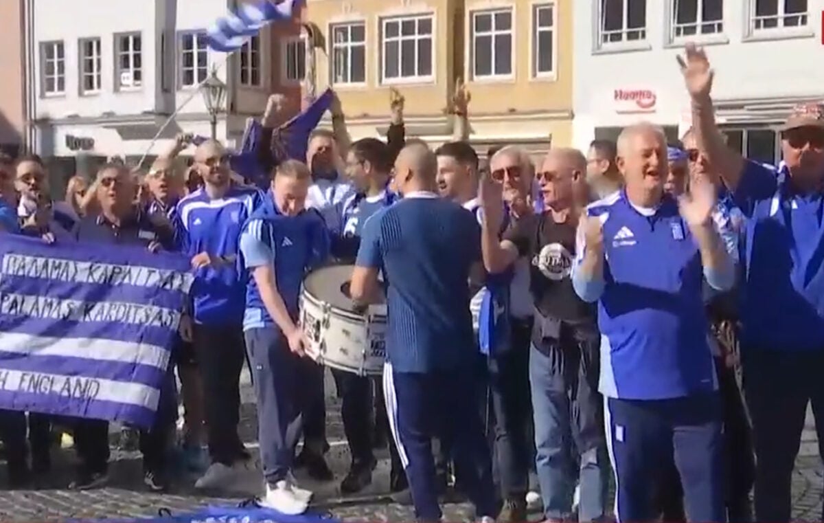 Γερμανία – Ελλάδα: Οι οπαδοί της «γαλανόλευκης» τραγουδούν στο Άουγκσμπουργκ