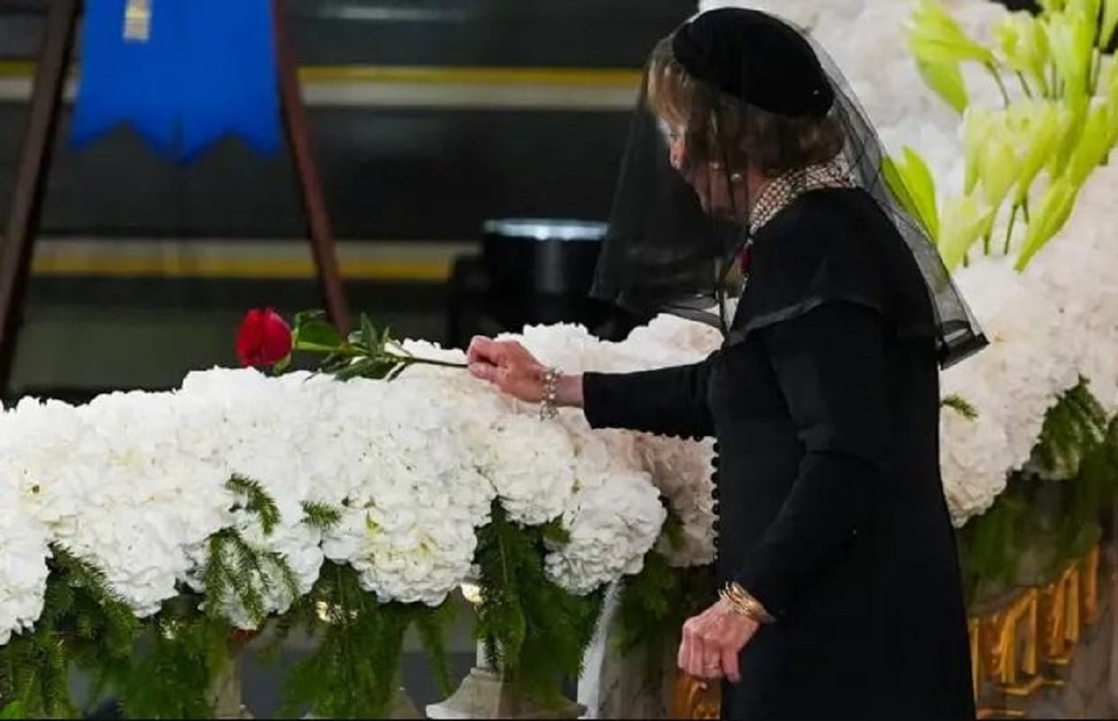Νορβηγία: Δάκρυα στην κηδεία του βασιλιά Χάραλντ – Ο Χόιμπι με ηλεκτρονικό βραχιολάκι, έως 224.000 άνθρωποι στο Όσλο για το ύστατο χαίρε 17 Η βασίλισσα Σόνια αφήνει ένα κόκκινο τριαντάφυλλο πάνω στο φέρετρο του βασιλιά Χάραλντ Ε΄. Φωτογραφία: Lise Åserud / NTB