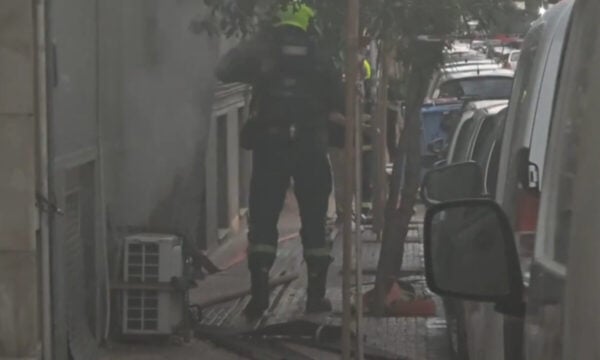Παγκράτι: Ακούστηκε έκρηξη πριν από τη φωτιά στο υπόγειο – Εκκενώθηκε πολυκατοικία