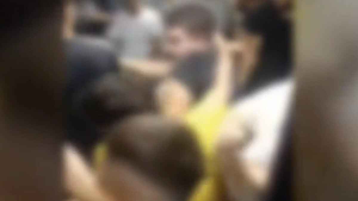 Παγκράτι: Άγρια συμπλοκή νεαρών μέσα σε γεμάτο λεωφορείο - βίντεο 1 Παγκράτι: Άγρια συμπλοκή νεαρών μέσα σε γεμάτο λεωφορείο – βίντεο