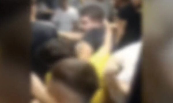 Παγκράτι: Άγρια συμπλοκή νεαρών μέσα σε γεμάτο λεωφορείο – βίντεο