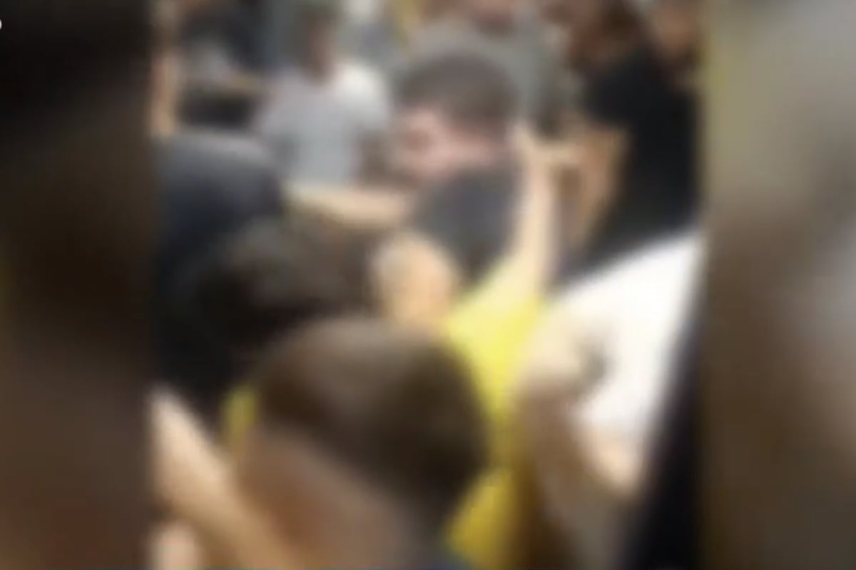 Παγκράτι: Άγρια συμπλοκή νεαρών μέσα σε γεμάτο λεωφορείο – βίντεο