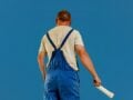 Μεταμορφώνει τη γυψοσανίδα σε ξύλο και τρελαίνει το διαδίκτυο (Vid)
