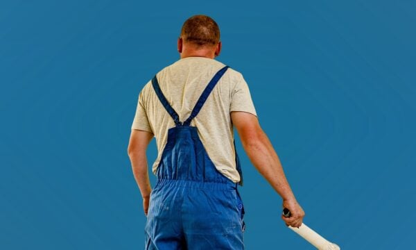 Μεταμορφώνει τη γυψοσανίδα σε ξύλο και τρελαίνει το διαδίκτυο (Vid)