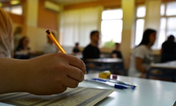 PISA 2025: Σχεδόν 1 στους 2 Έλληνες μαθητές δυσκολεύεται στην κατανόηση κειμένου και στις απλές πράξεις