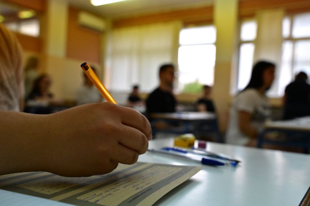 PISA 2025: Σχεδόν 1 στους 2 Έλληνες μαθητές δυσκολεύεται στην κατανόηση κειμένου και στις απλές πράξεις