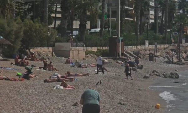 Καιρός: Βουτιές στις παραλίες της Αθήνας πριν από τη νέα κακοκαιρία – ο Λαγουβάρδος προειδοποιεί για βροχές και δύσκολο Σάββατο