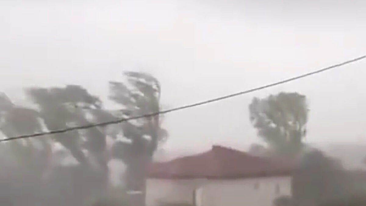 Πάργα: Ο ανεμοστρόβιλος προκάλεσε ζημιές σε χωριά – Χωρίς ρεύμα τουλάχιστον 8 περιοχές 1 Πάργα: Ο ανεμοστρόβιλος προκάλεσε ζημιές σε χωριά – Χωρίς ρεύμα τουλάχιστον 8 περιοχές