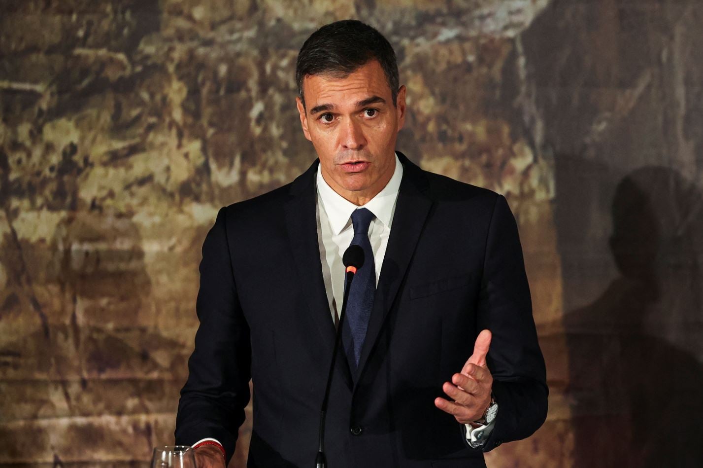Ισπανία: Ο Σάντσεθ αθωώνει το Μαρόκο για τη μαζική είσοδο 70.000 μεταναστών στη Θέουτα – Τι αναφέρει έκθεση της αστυνομίας