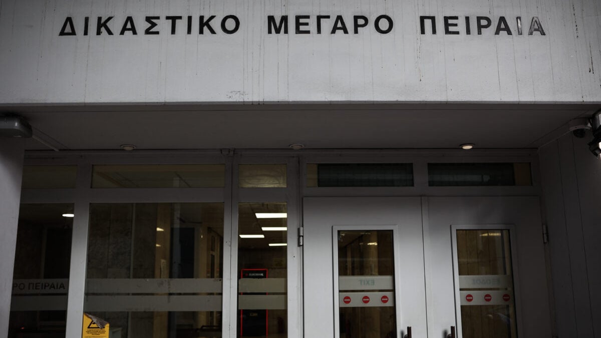 Δικαστήρια Πειραιά: Σε εξέλιξη η εκκένωση μετά το τηλεφώνημα για βόμβα 1 Δικαστήρια Πειραιά: Σε εξέλιξη η εκκένωση μετά το τηλεφώνημα για βόμβα
