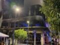 Πειραιάς: Καταστράφηκε ολοσχερώς κτίριο μετά από φωτιά – Βρέθηκε σώος εργαζόμενος στο υπόγειο