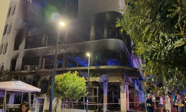 Πειραιάς: Κτίριο καταστράφηκε ολοσχερώς μετά από φωτιά – Βρέθηκε σώος εργαζόμενος στο υπόγειο