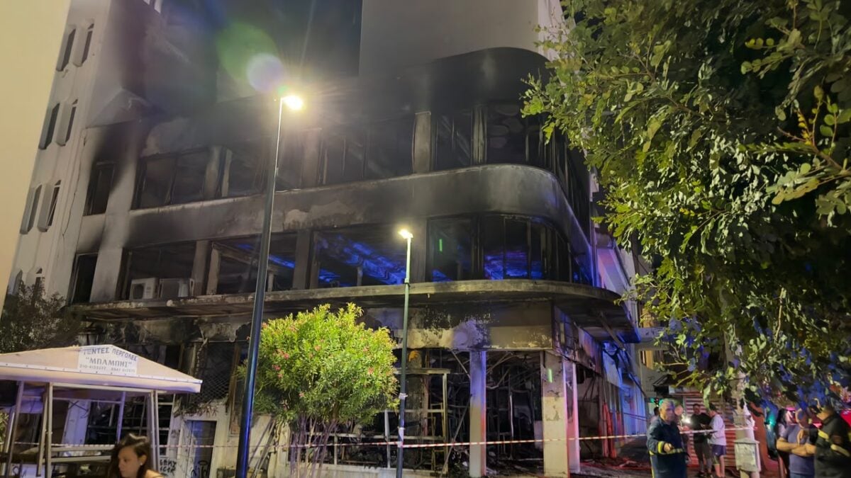 Πειραιάς: Καταστράφηκε ολοσχερώς κτίριο μετά από φωτιά – Βρέθηκε σώος εργαζόμενος στο υπόγειο 1 Πειραιάς: Καταστράφηκε ολοσχερώς κτίριο μετά από φωτιά – Βρέθηκε σώος εργαζόμενος στο υπόγειο