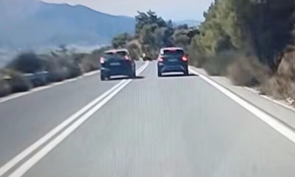 Πεντέλη: Βίντεο από οδηγό να κάνει διπλή προσπέραση πάνω σε στροφή στο βουνό