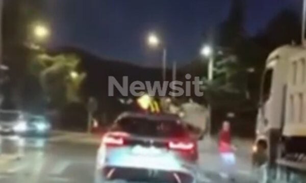 Τρόμος στη Λεωφ. Πεντέλης: 21χρονος πέρασε με κόκκινο και κόντεψε να παρασύρει πεζό – Βίντεο από την κούρσα