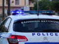 Άνδρας σε αμόκ μπούκαρε με μαχαίρι στο ΑΤ Μάνδρας: Τον πυροβόλησε αστυνομικός για να τον ακινητοποιήσει