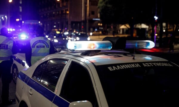 Καταδίωξη μέχρι τον Ασπρόπυργο για κλεμμένο αυτοκίνητο από το Αιγάλεω – Δύο συλλήψεις