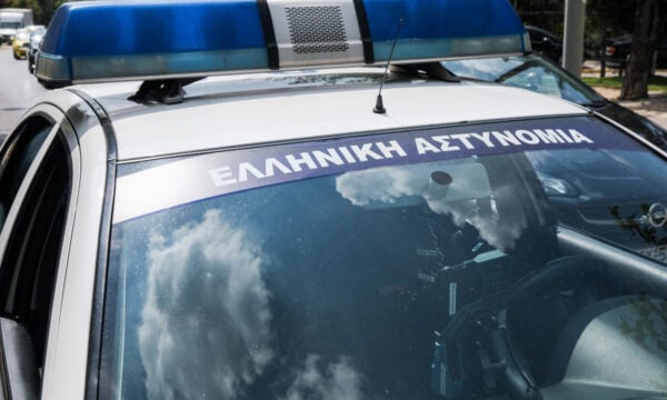 Πάτρα: Άνδρας σε αμόκ έμπαινε με τη βία σε αυτοκίνητα ζευγαριών και έκανε «γυαλιά καρφιά» σπίτι