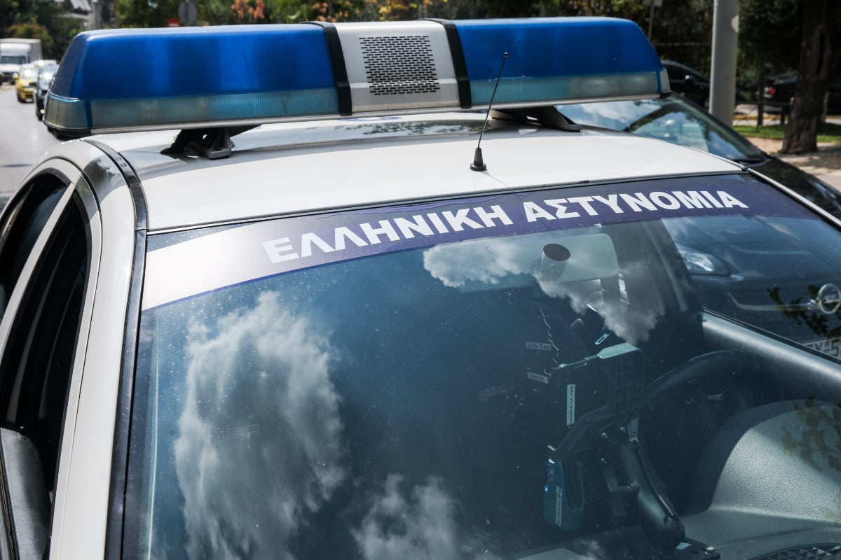 Πάτρα: Άνδρας σε αμόκ έμπαινε με τη βία σε αυτοκίνητα ζευγαριών και έκανε «γυαλιά καρφιά» σπίτι