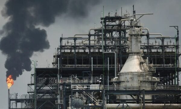 Πετρέλαιο: Το Brent κάτω από τα 100 δολάρια ανά βαρέλι – Οι τρεις καταλύτες στην αγορά