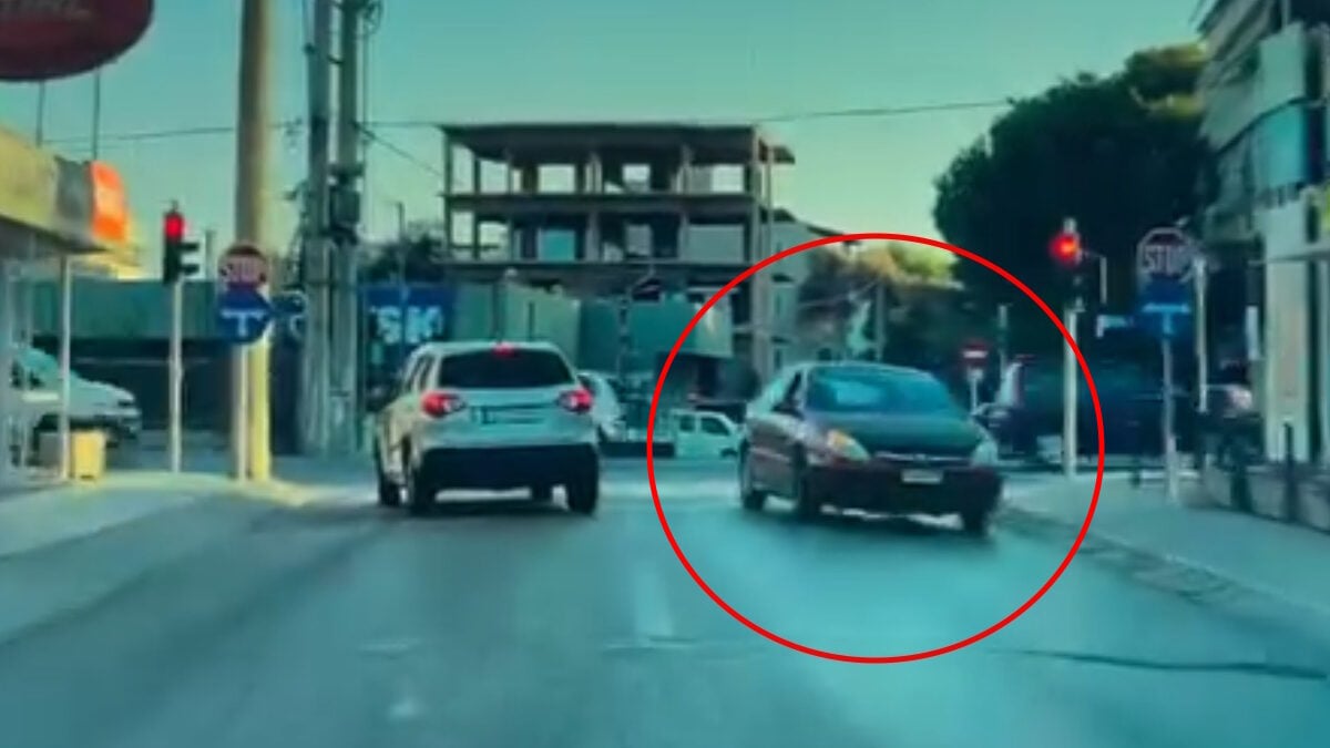 Πεύκη: Βίντεο με αυτοκίνητο που μπαίνει ανάποδα σε στενό – Τι καταγγέλλει οδηγός που το απέφυγε 1 Πεύκη: Βίντεο με αυτοκίνητο που μπαίνει ανάποδα σε στενό – Τι καταγγέλλει οδηγός που το απέφυγε